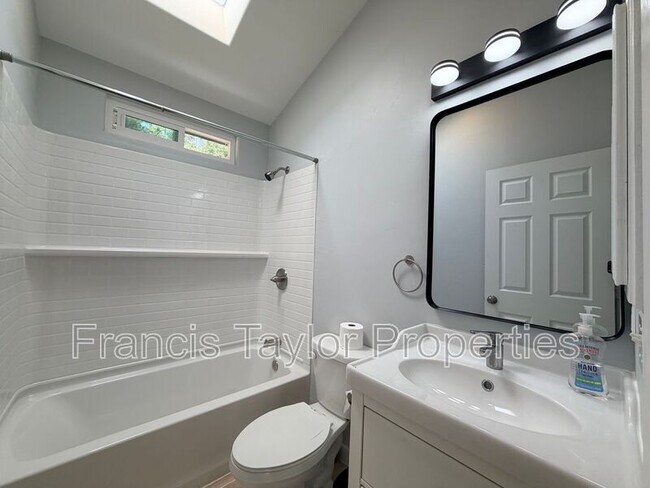 Building Photo - 13755 Vía Encantado