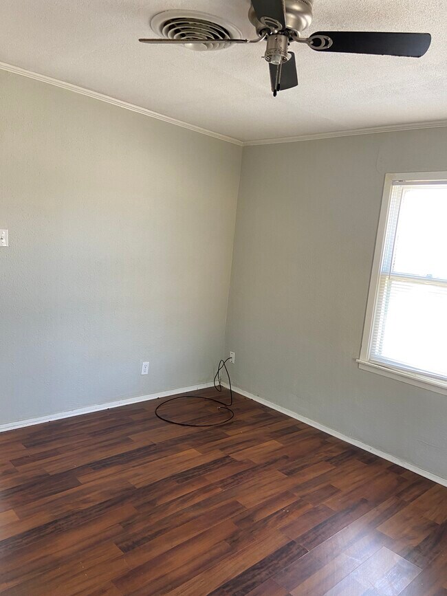 Building Photo - 1305 State St