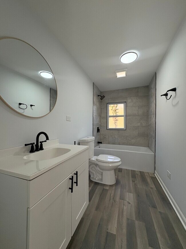 Building Photo - 432 W 61st Pl