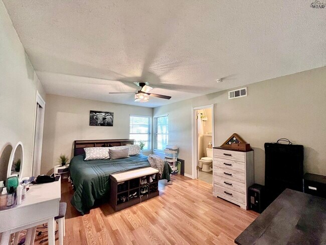 Building Photo - 4722 Florist St