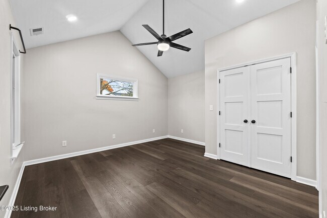 Building Photo - 1112 E Burnett Ave