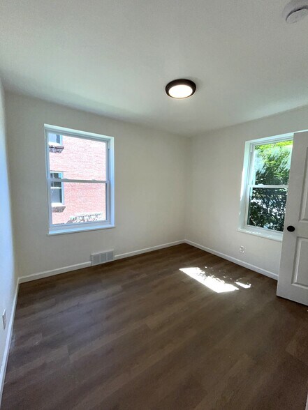 Building Photo - 3919 Jamieson Ave