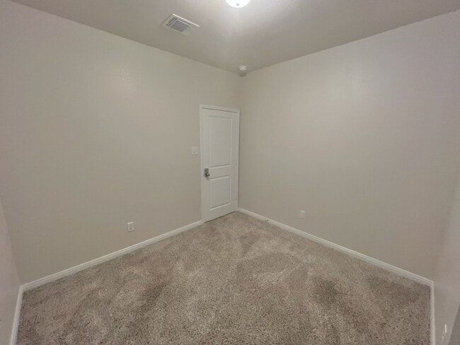 Building Photo - AVAILABLE NOW - Beautiful Temple Home