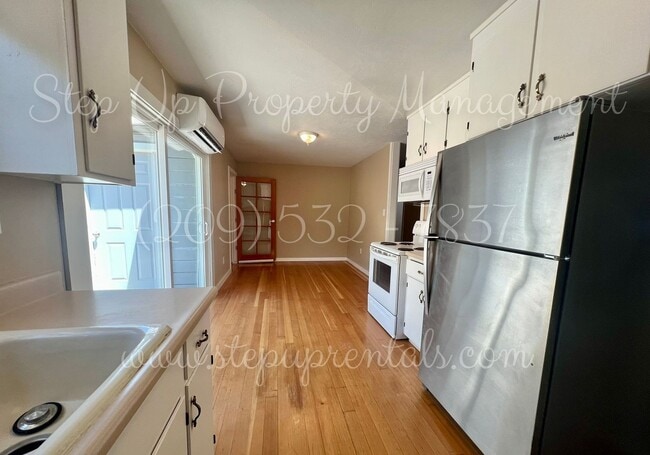 Building Photo - Updated 2-Bed, 2-Bath Home with Bonus Room...