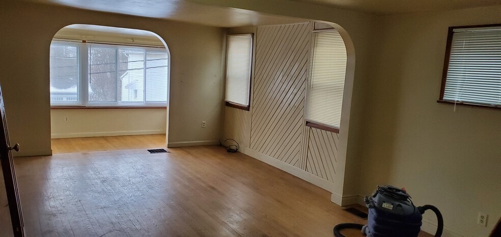 Living room - 410 Morton Ave