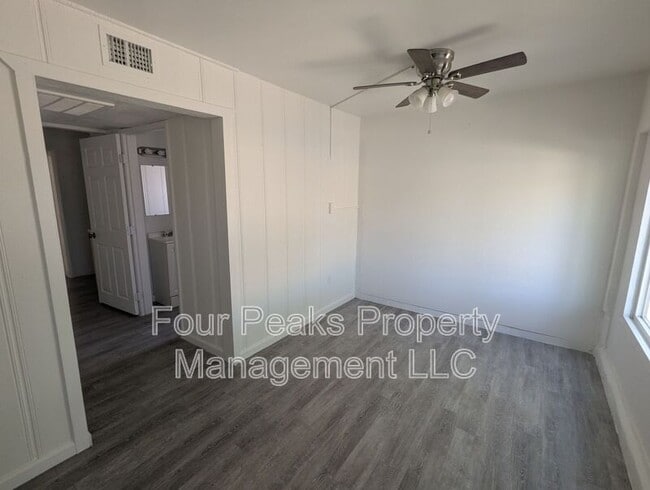 Building Photo - 102 E Hatcher Rd