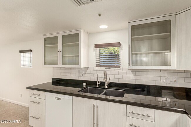 Building Photo - 21 W Pasadena Ave