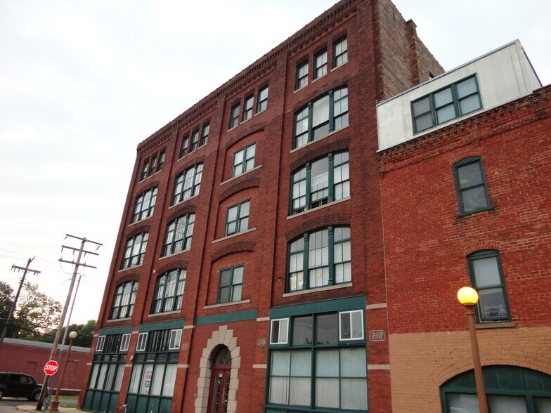 East Douglas Apartments 215 Douglas St Bloomington IL 61701 Apartment Finder