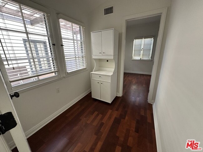 Building Photo - 147 N Orange Dr