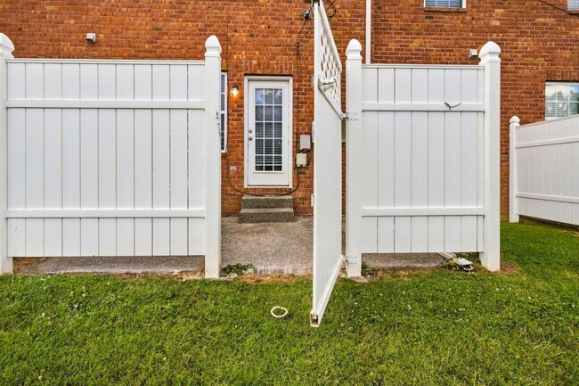 Building Photo - 2120 Lebanon Pike