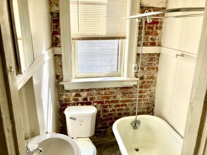 Building Photo - 4209 Blaine Ave