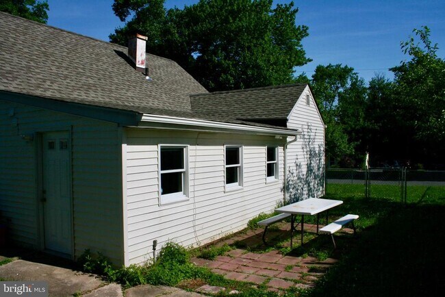 Building Photo - 124 Stratford Ave
