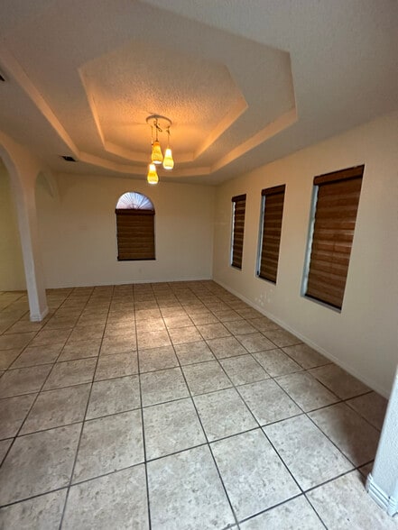 Building Photo - 409 Gaucho Ln