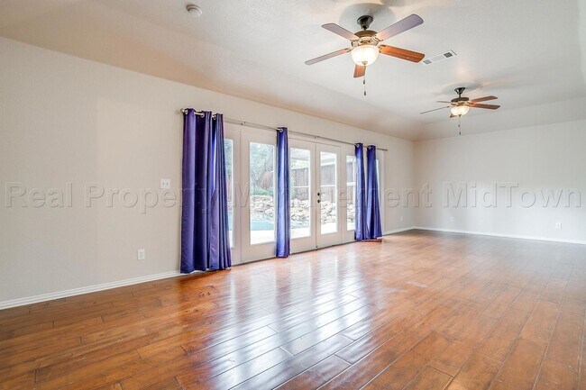 Building Photo - 1813 Thomas Pl