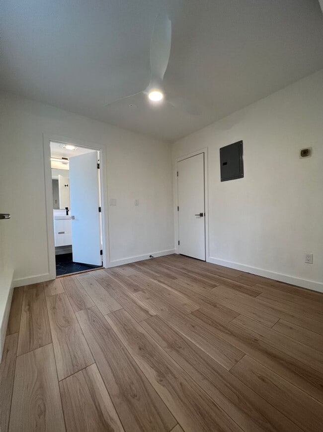 Building Photo - 1Br/1Bth apartment available June 1, 2026. Great location. Laundry in unit!