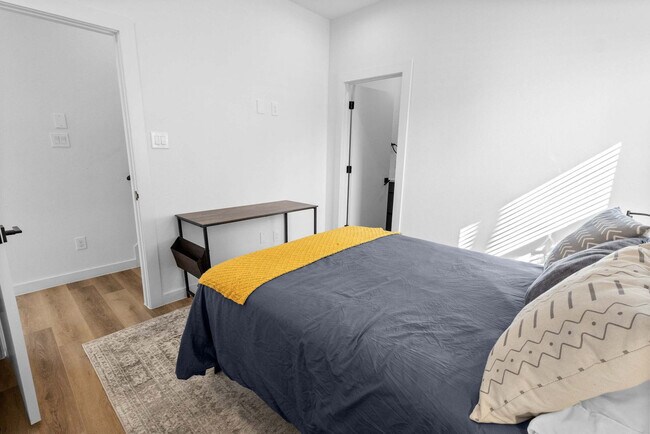 Building Photo - 6740 Peerless St