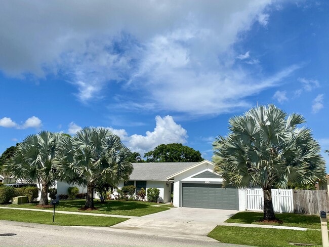 Building Photo - 19131 Fairlawn Way