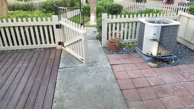 Building Photo - Townhouse 2 bedrooms, 2 1/2 baths, 2 car g...