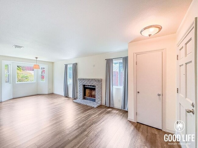 Building Photo - 2104 N Mammoth Pl
