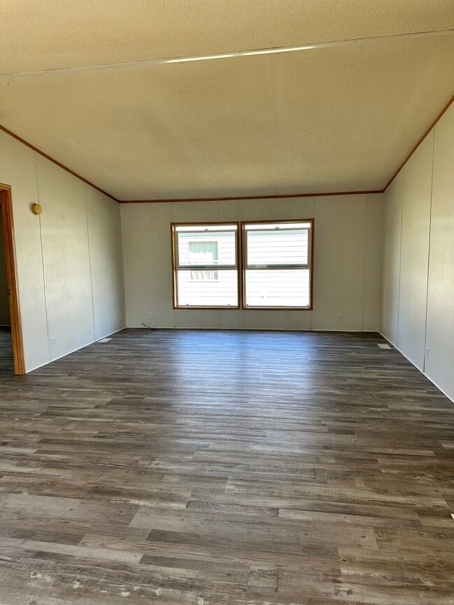 Building Photo - Centrally Located 3 BD 2 BA Modular Home