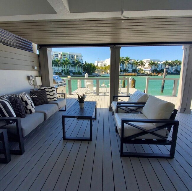 Building Photo - Beautiful waterfront townhouse in the heart of Miami