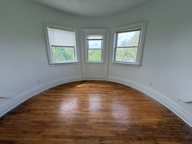 Building Photo - Historic 1 Bed / 1 Bath $1225 HEAT INCLUDED