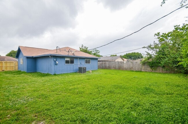 Building Photo - Property available in Old River Manor
