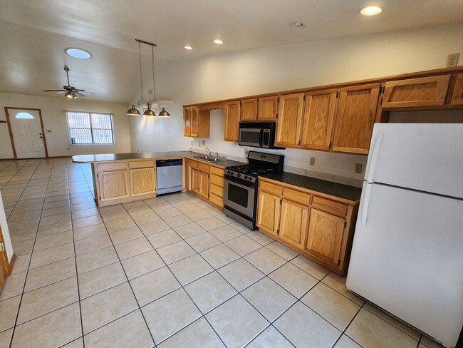Building Photo - 2100 Hickory Dr