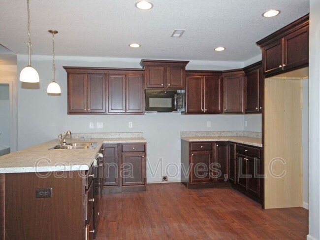 Building Photo - 423 Peaksview Dr