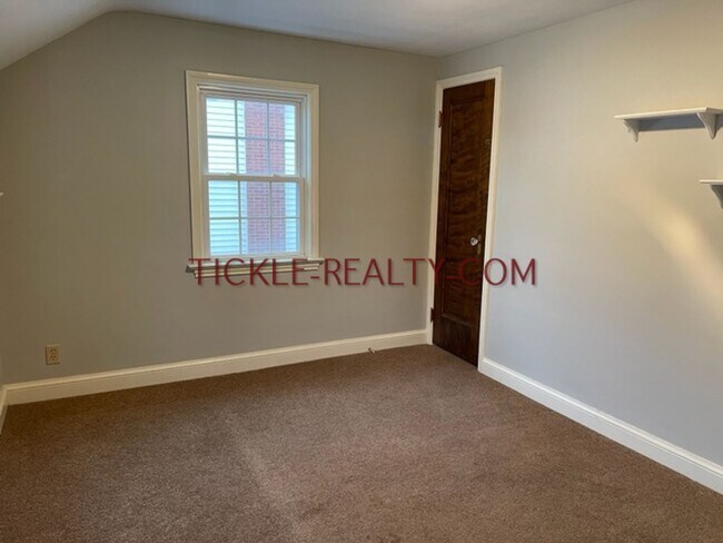 Building Photo - 3 Bedroom, 1 Bath Home with Garage, Central Air, Deck, Partially Fenced Yard