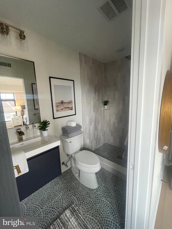 Building Photo - 7519R Ridge Ave