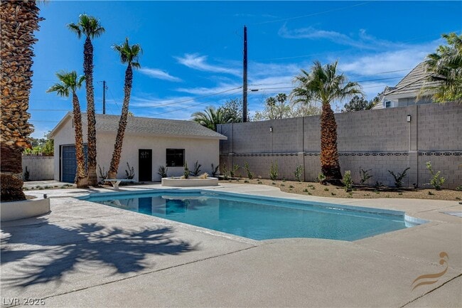 Building Photo - 2685 S Tenaya Way