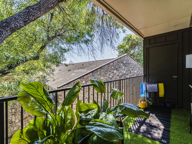 Building Photo - Fully appointed Loft with Lake Austin access!