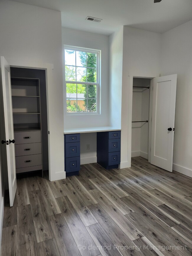 Building Photo - 208 Forest St