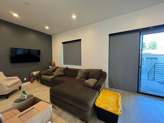 Building Photo - Five Bedroom/Four Bathroom Luxury House in Koreatown
