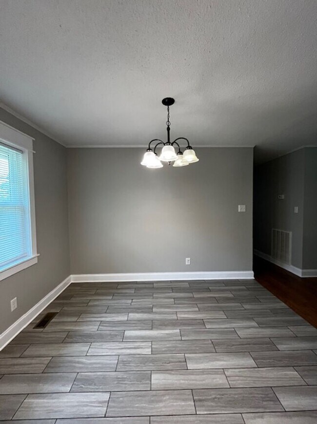 Building Photo - Updated 3 bed 2 bath house with yard and b...