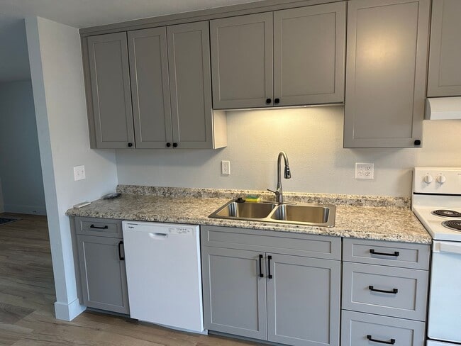 Building Photo - Beautifully updated 2 bed/1bath duplex in ...