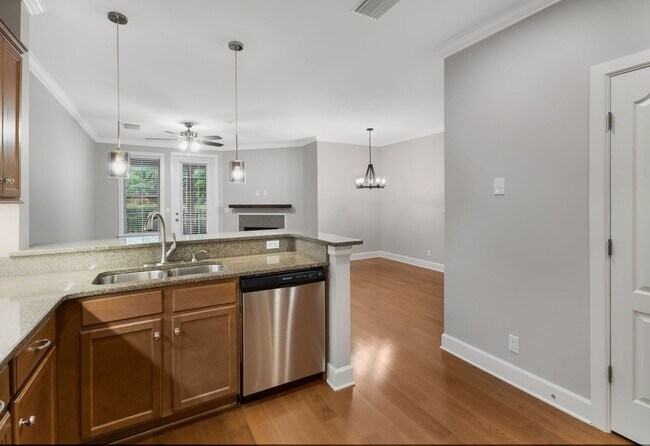 Building Photo - Beautiful Ground Floor Condo 2 bed 2 bath