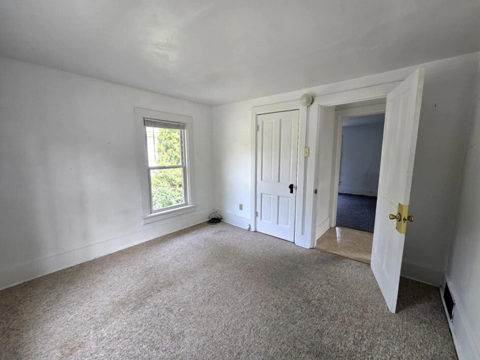 Building Photo - 320 W Cedar St