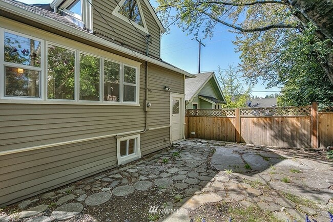 Building Photo - Spacious 5-Bedroom Home with Den & Backyar...