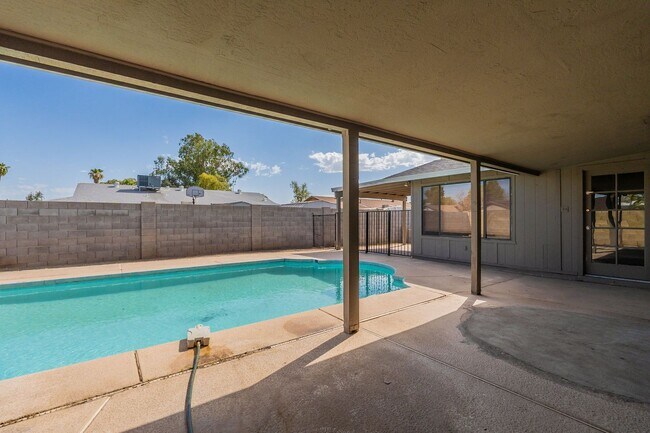 Building Photo - 4501 W Cinnabar Ave