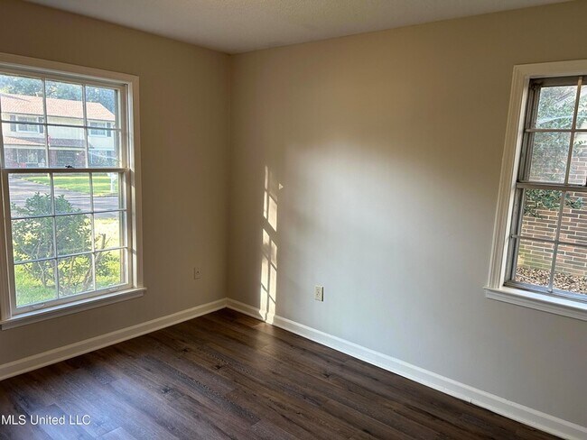 Building Photo - 842 Farmington Dr N