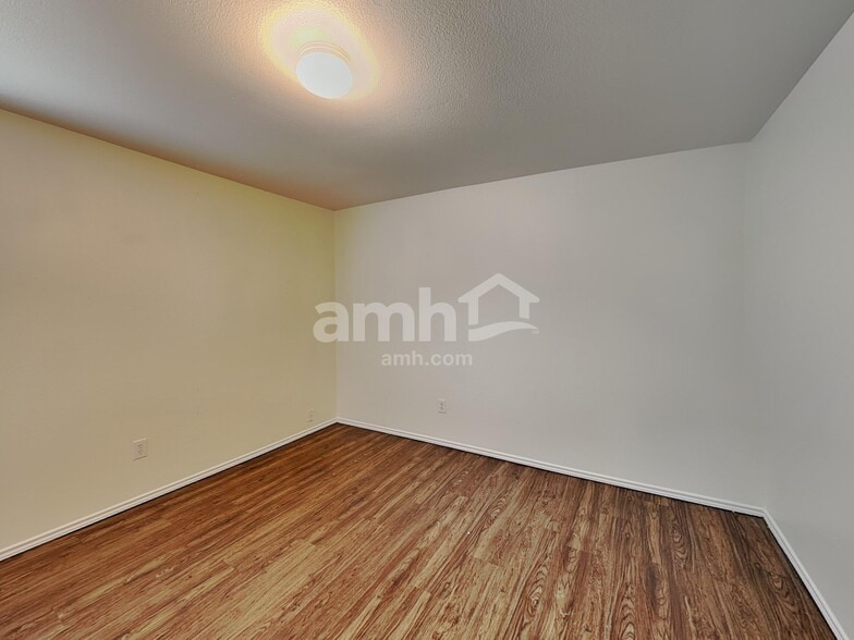 Building Photo - 811 Wild Prairie Dr