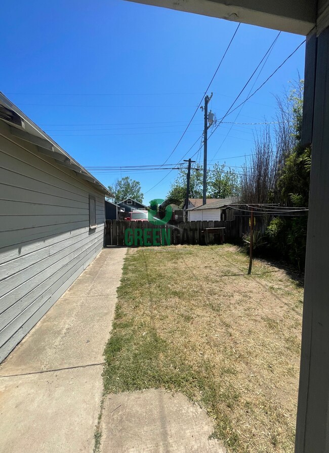 Building Photo - 325 W H St