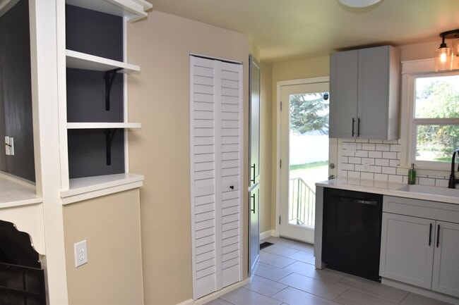 Building Photo - Updated 2 Bed 1 Bath on Large lot with Fenced Backyard and detached Garage!