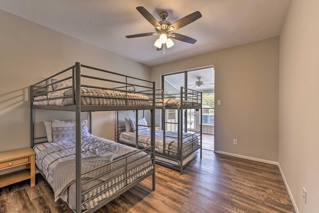 Building Photo - Lake Front Townhome with resort-like Views!