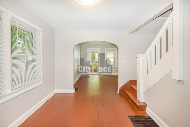 Building Photo - 925 N Gladstone Ave