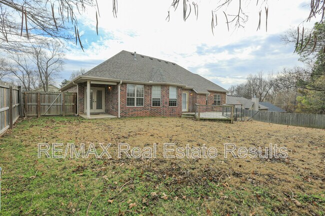 Building Photo - 303 NW Palomino St