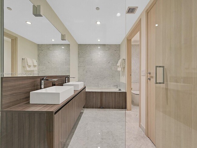 Building Photo - 1000 Brickell Plaza