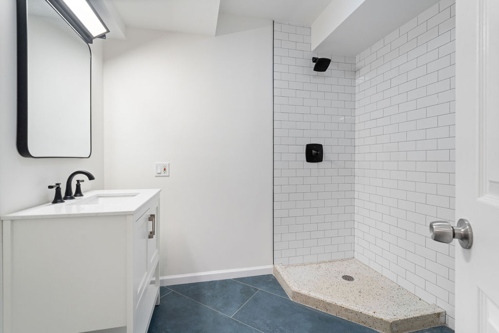 Building Photo - 823 W Roscoe St